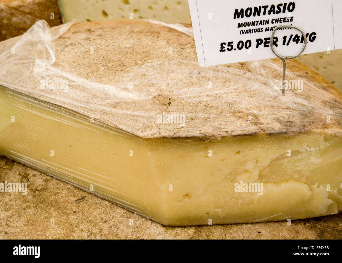 Montasio fromage italien dans un marché Banque D'Images