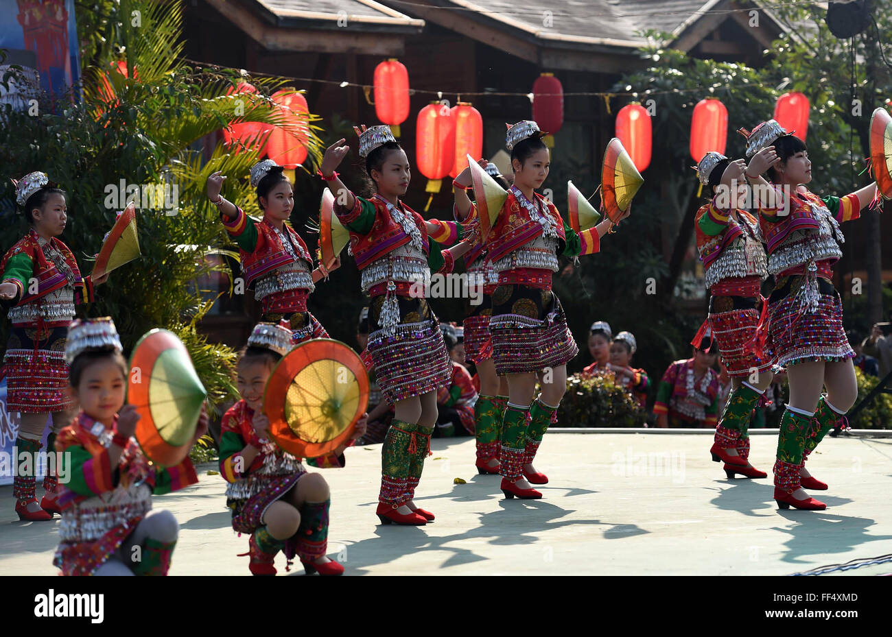 Xinping, la province chinoise du Yunnan. Feb 11, 2016. Les gens de l'ethnie Dai Huayao danse pour célébrer la traditionnelle "Huajie' festival dans Jiasa Yi-Dai Canton de Xinping comté autonome, le sud-ouest de la province chinoise du Yunnan, le 11 février 2016. Dai Huayao groupe ethnique, d'être nommé pour costume coloré décorations sur les gens de sa taille, est une succursale de Dai groupe ethnique. Credit : Lin Yiguang/Xinhua/Alamy Live News Banque D'Images