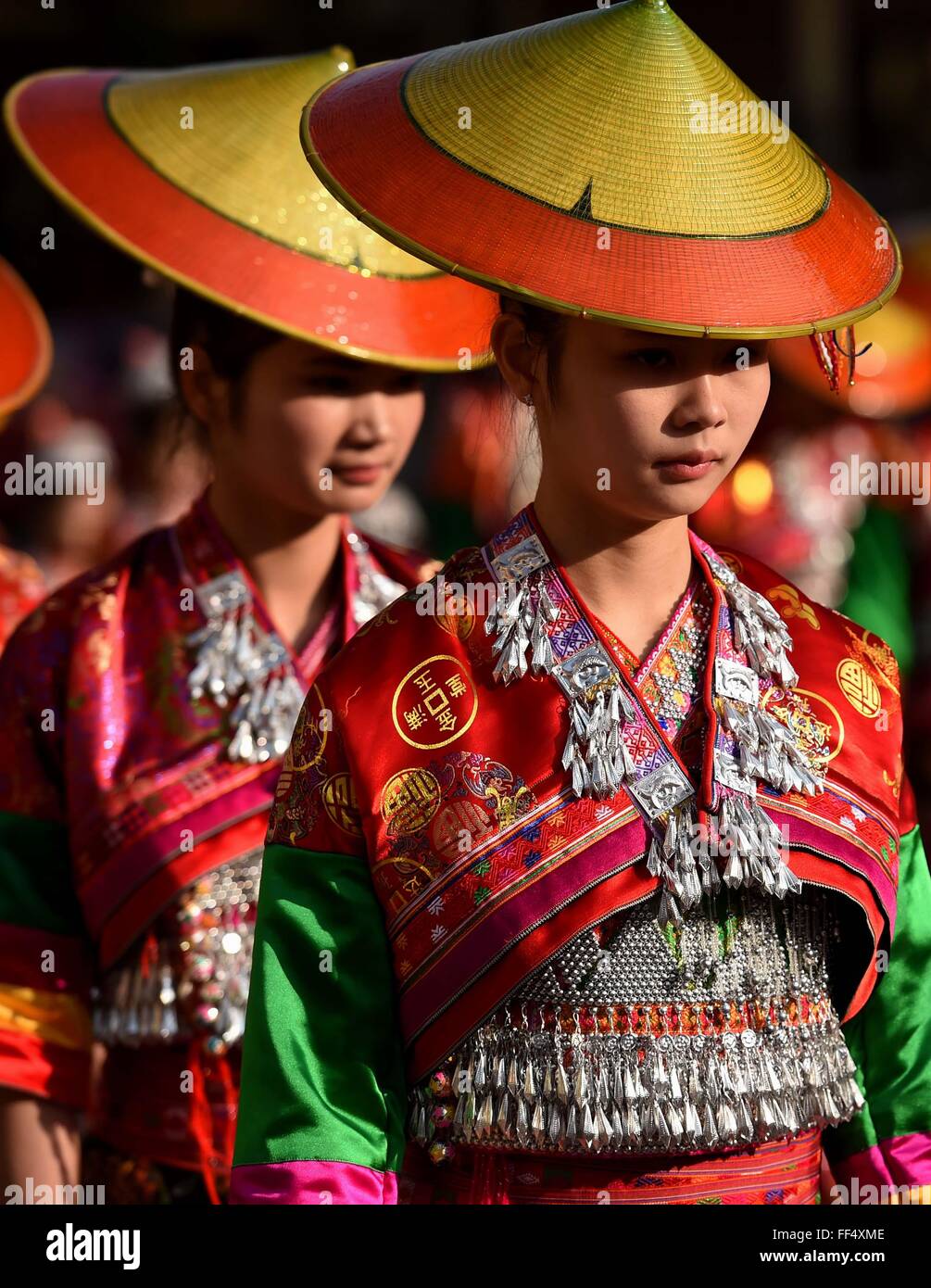 Xinping, la province chinoise du Yunnan. Feb 11, 2016. Les gens de l'ethnie Dai Huayao participent à un défilé pour célébrer la traditionnelle "Huajie' festival dans Jiasa Yi-Dai Canton de Xinping comté autonome, le sud-ouest de la province chinoise du Yunnan, le 11 février 2016. Dai Huayao groupe ethnique, d'être nommé pour costume coloré décorations sur les gens de sa taille, est une succursale de Dai groupe ethnique. Credit : Lin Yiguang/Xinhua/Alamy Live News Banque D'Images