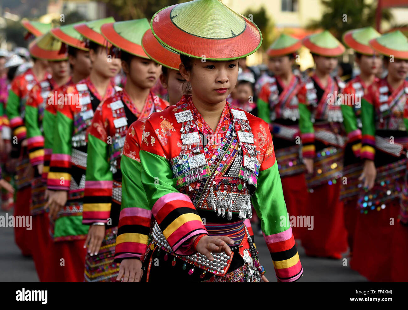 Xinping, la province chinoise du Yunnan. Feb 11, 2016. Les gens de l'ethnie Dai Huayao participent à un défilé pour célébrer la traditionnelle "Huajie' festival dans Jiasa Yi-Dai Canton de Xinping comté autonome, le sud-ouest de la province chinoise du Yunnan, le 11 février 2016. Dai Huayao groupe ethnique, d'être nommé pour costume coloré décorations sur les gens de sa taille, est une succursale de Dai groupe ethnique. Credit : Lin Yiguang/Xinhua/Alamy Live News Banque D'Images