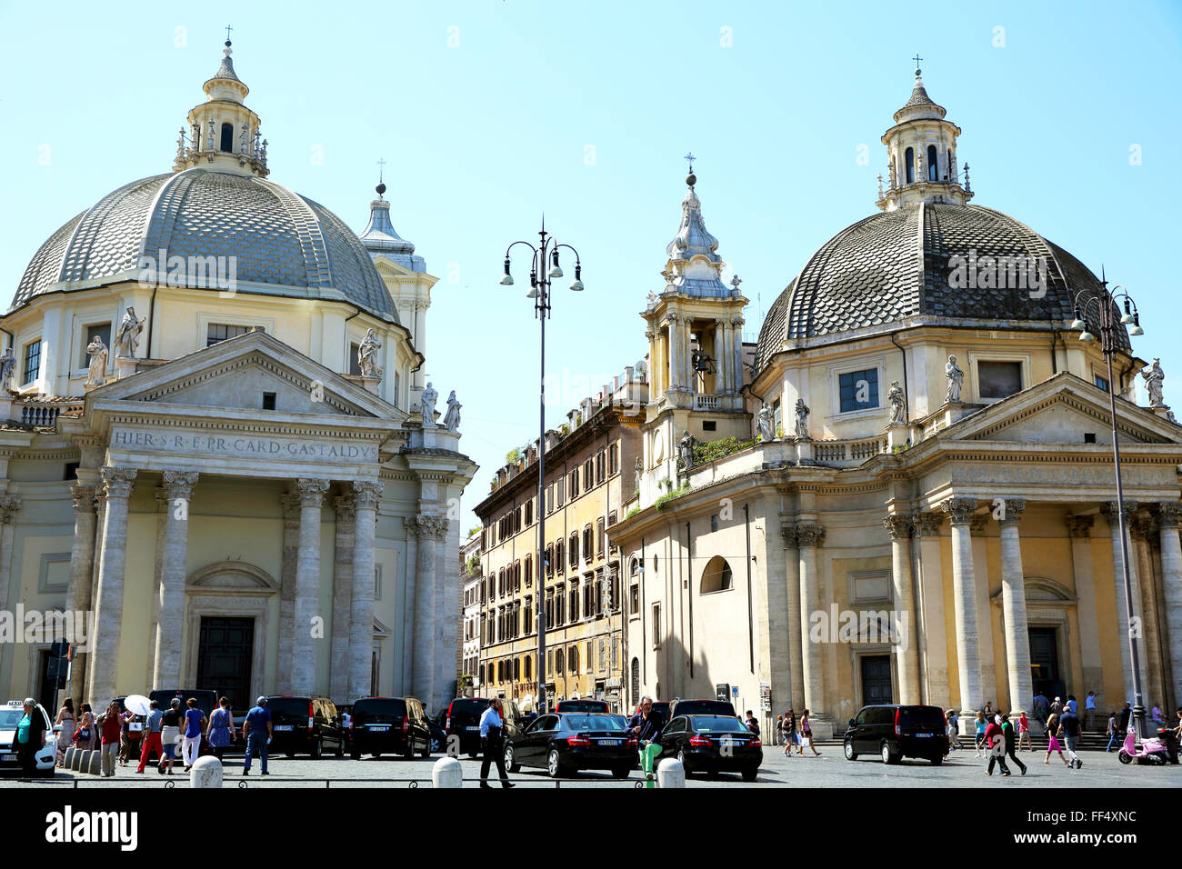 Les deux églises de la Piazza del Popolo à Rome. Sur la gauche est Chiesa di Santa Maria in Montesanto et sur la gauche est Chiesa di Banque D'Images