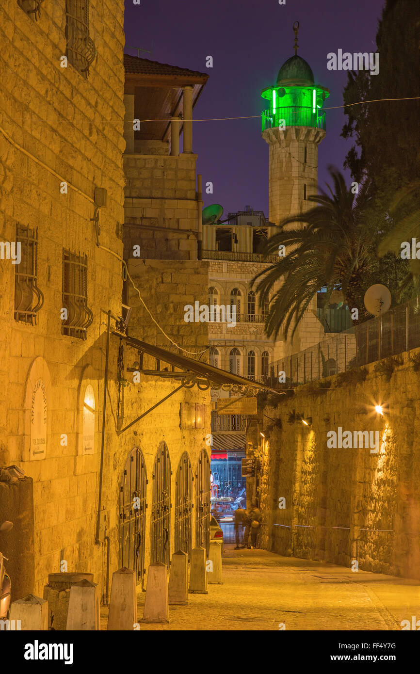 Jérusalem, Israël - 6 mars, 2015 : Dolororosa avec le minaret Via au crépuscule. Banque D'Images