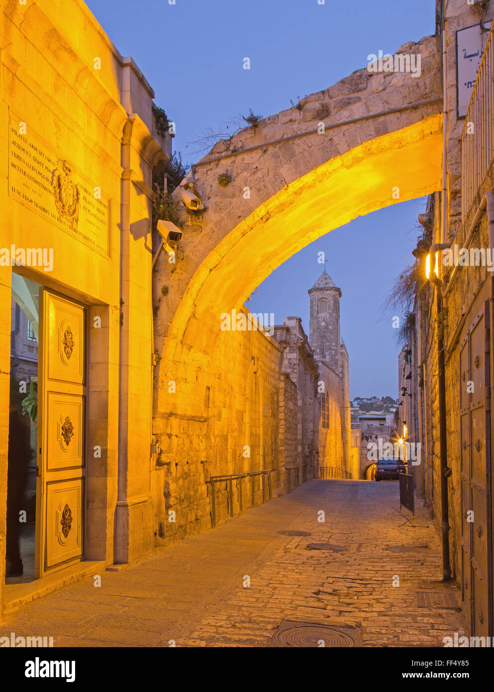 Jérusalem, Israël - 6 mars 2015 : Par Dolororosa et l'entrée dans l'église de flagellation au crépuscule. Banque D'Images