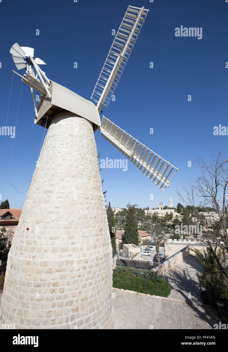 Jérusalem - Le moulin à vent de Montefiore construire en l'an 1857 et l'abbaye de la Dormition dans l'arrière-plan. Banque D'Images