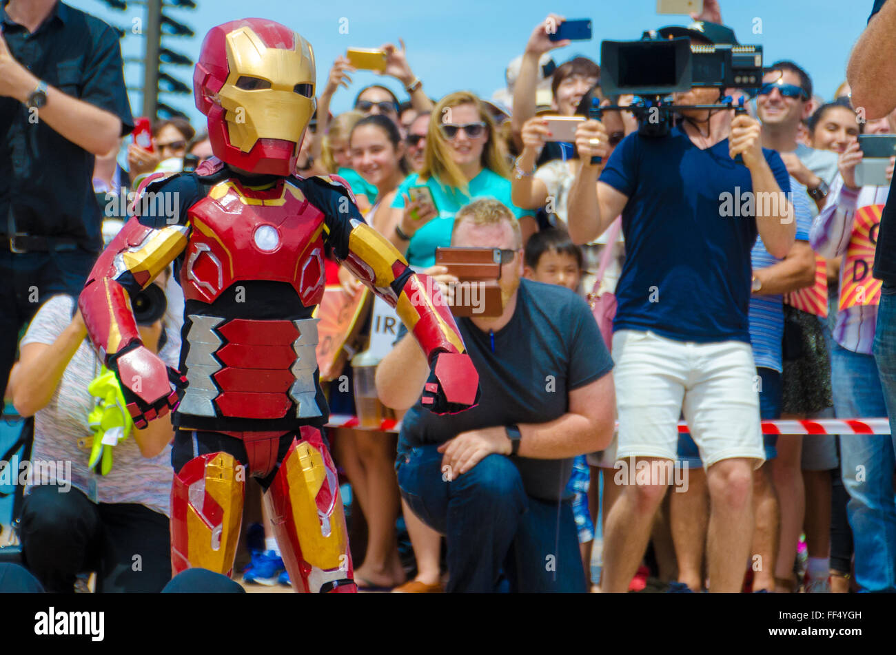 Sydney, Australie. 11 Février, 2016. A l'Allure Domenic oppurtunity pour rendre son rêve d'être l'homme de fer viennent vrai. À l'Opéra de Sydney qu'il avait la chance de combattre Ultron et sauver la ville de Sydney. Cet événement a eu l'appui de la police de Nouvelle-Galles du Sud et la Fondation Fais Un Voeu. Sur la photo est le fer Garçon (Domenic Rythme) Credit : mjmediabox/Alamy Live News Banque D'Images