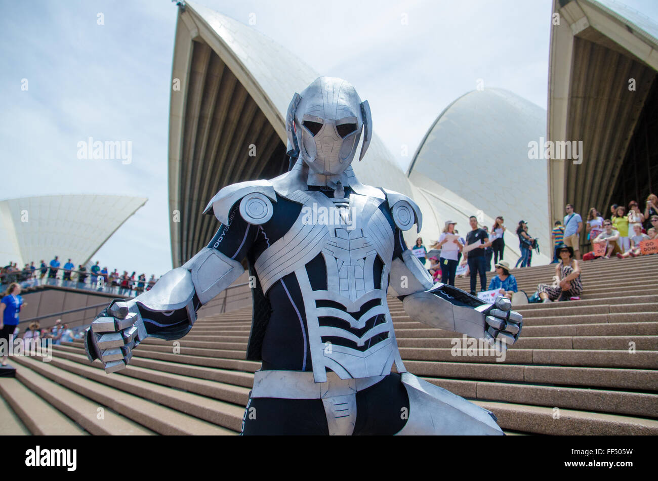 Sydney, Australie. 11 Février, 2016. A l'Allure Domenic oppurtunity pour rendre son rêve d'être l'homme de fer viennent vrai. À l'Opéra de Sydney qu'il avait la chance de combattre Ultron et sauver la ville de Sydney. Cet événement a eu l'appui de la police de Nouvelle-Galles du Sud et la Fondation Fais Un Voeu. Sur la photo est le caractère Ultron. Credit : mjmediabox/Alamy Live News Banque D'Images