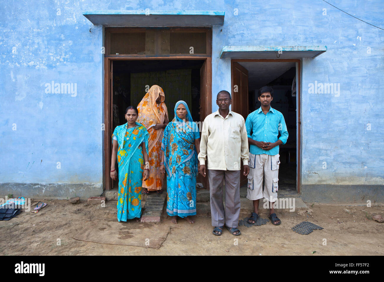 Une ferme et sa famille dans le village de Bagabar dans le district de Maharaï Inde. La fille à l'arrière-plan il récemment mariés, il ne s'agit pas pas son visage à des étrangers. Banque D'Images