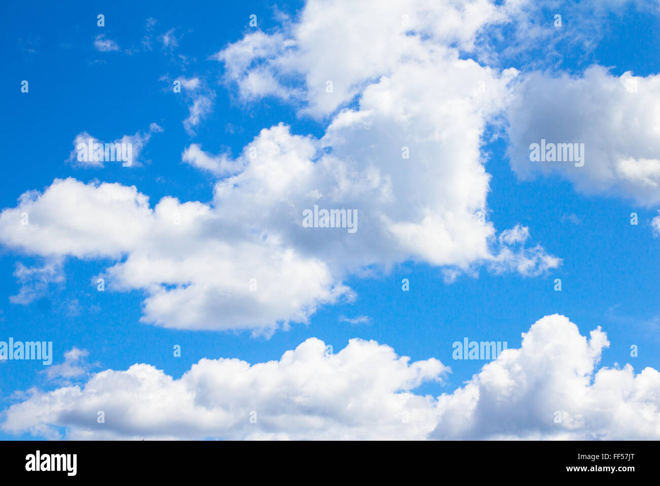 Les nuages blancs sur le ciel bleu Banque D'Images