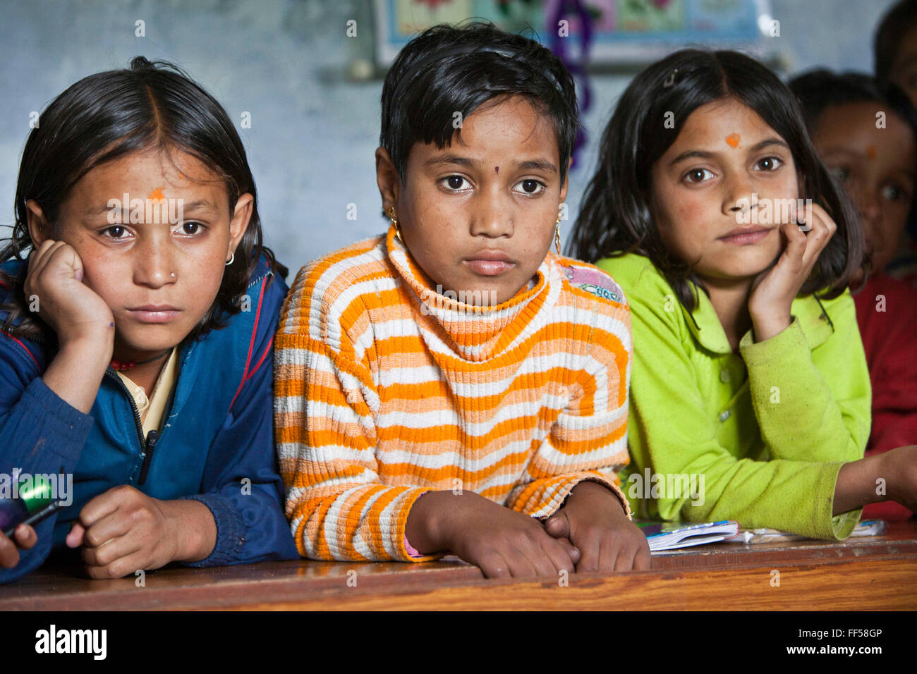 Les enfants d'une leçon à l'autre pôle d'apprentissage, Subhai, Himalaya, l'Inde. L'école est organisé et financé par le Pragya charité. Pragya est une association sans but lucratif qui fournit des services d'éducation et d'information dans les zones de haute altitude dans l'Himalaya. Banque D'Images