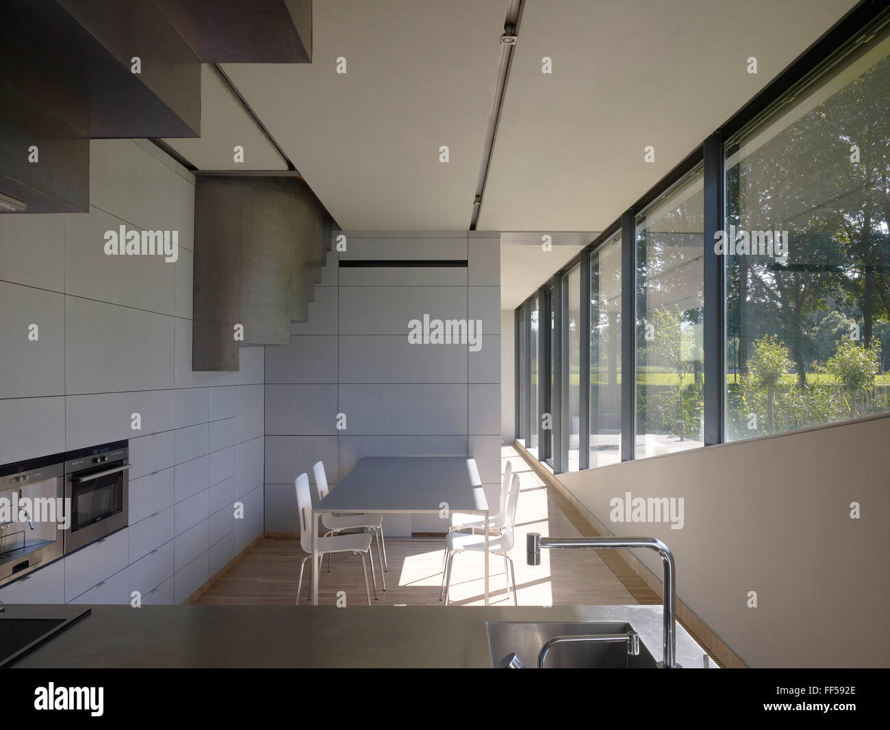 Cuisine ouverte et salle à manger avec mur de verre. Projet X, Almere,  Pays-Bas. Architecte : René van Zuuk, 2008 Photo Stock - Alamy