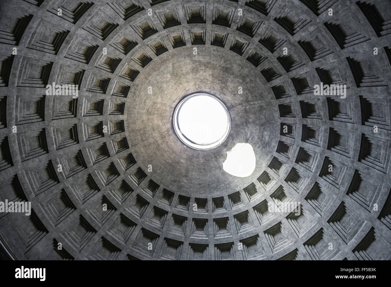 Rome, Italie. Panthéon - le troisième plus grand dôme en maçonnerie dans le monde avec ses fameux trou dans le plafond. Banque D'Images