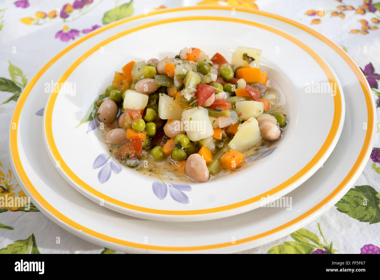 Le minestrone soupe épaisse d'origine italienne aux haricots pois Carottes Pommes de terre Banque D'Images