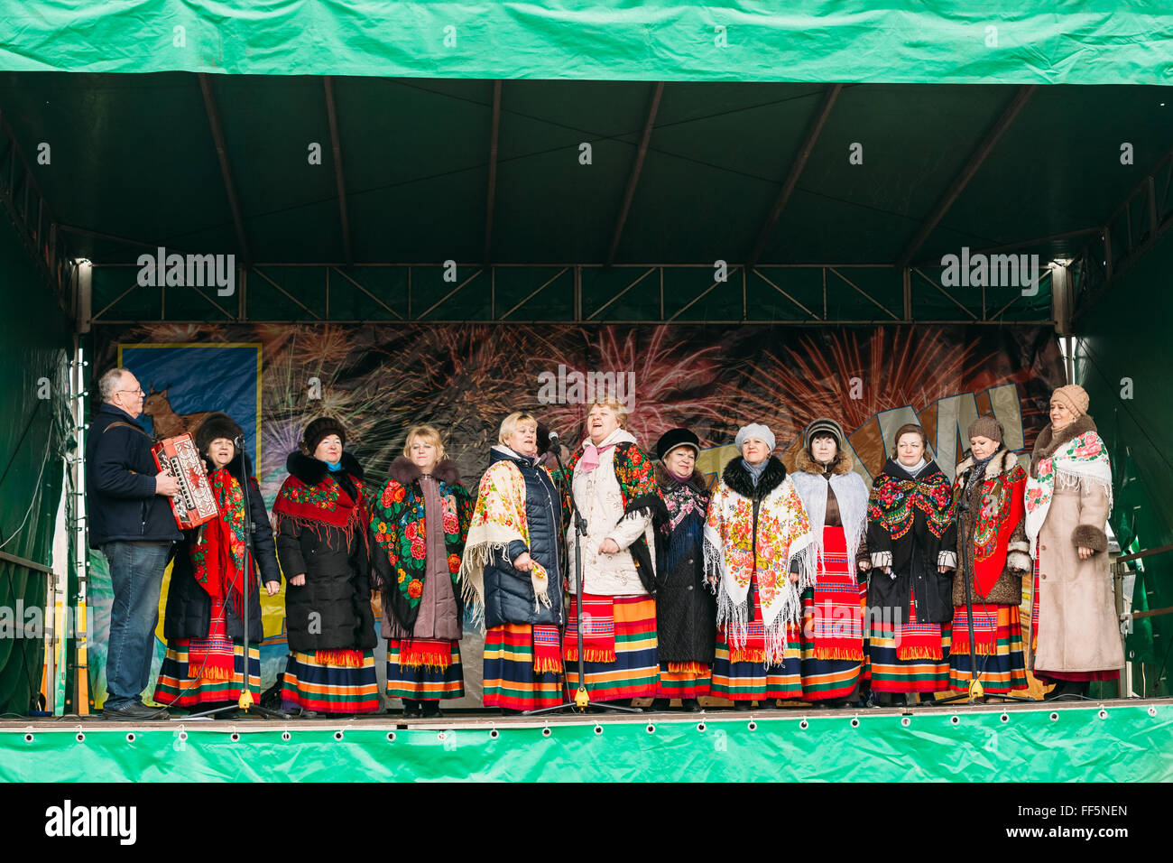 GOMEL, Bélarus - 21 Février 2014 : Inconnu groupe de femmes en costumes traditionnels lors de célébration de la Maslenitsa russe traditionnel - h Banque D'Images