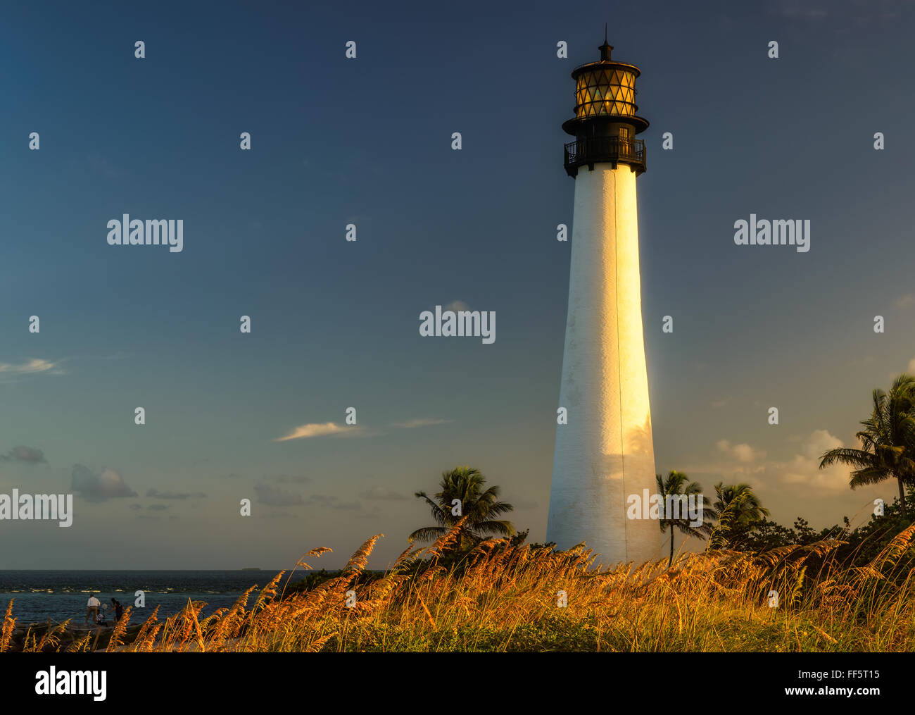 Célèbre phare au coucher du soleil à Cape Florida dans l'extrémité sud de Key Biscayne, Miami Banque D'Images