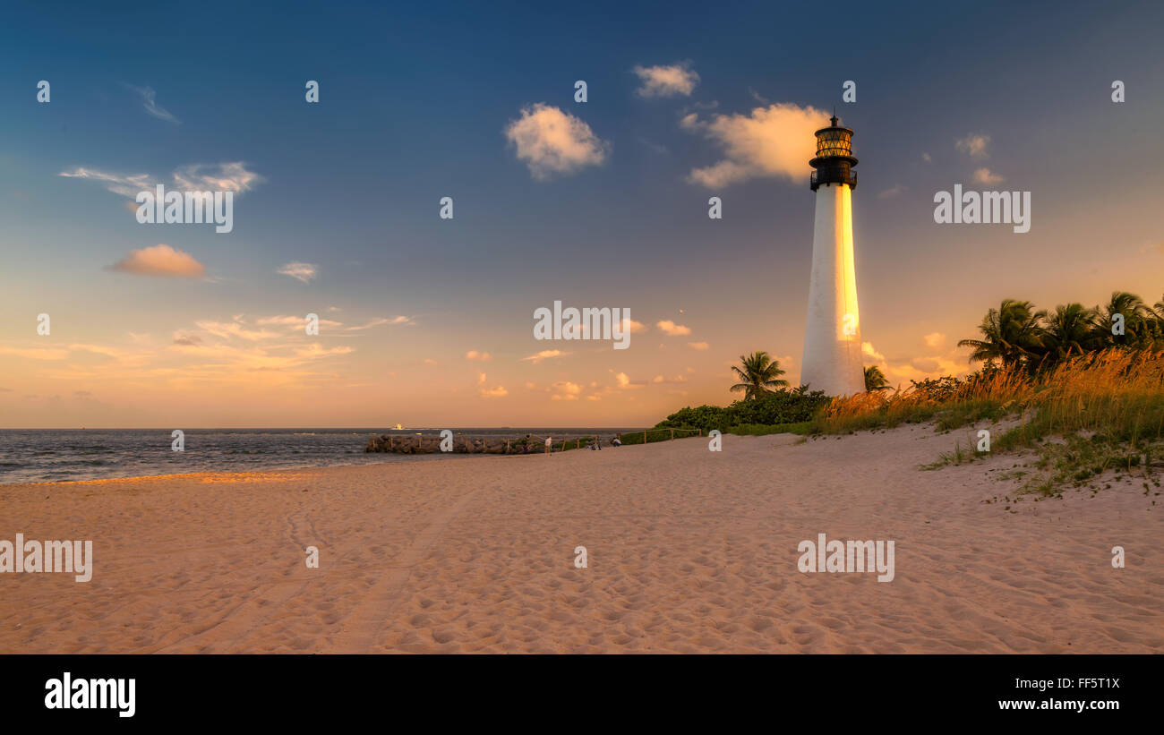 Le phare sur la plage au coucher du soleil à Key Biscayne, Floride Banque D'Images