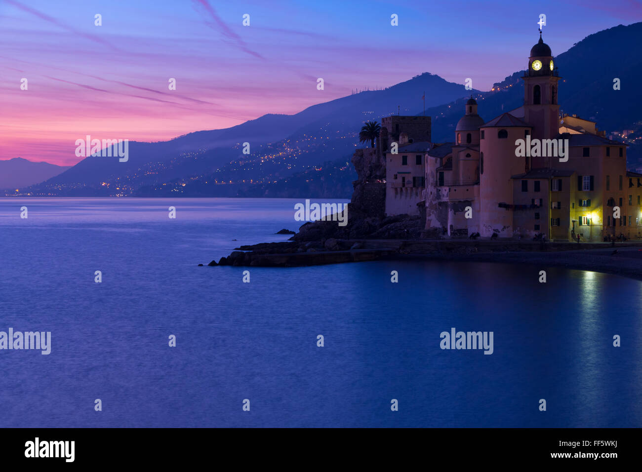 L'Italie. Photo:la ville. Mer Méditerranée. Vues des montagnes, mer, plage et town clock. Après le coucher du soleil Banque D'Images