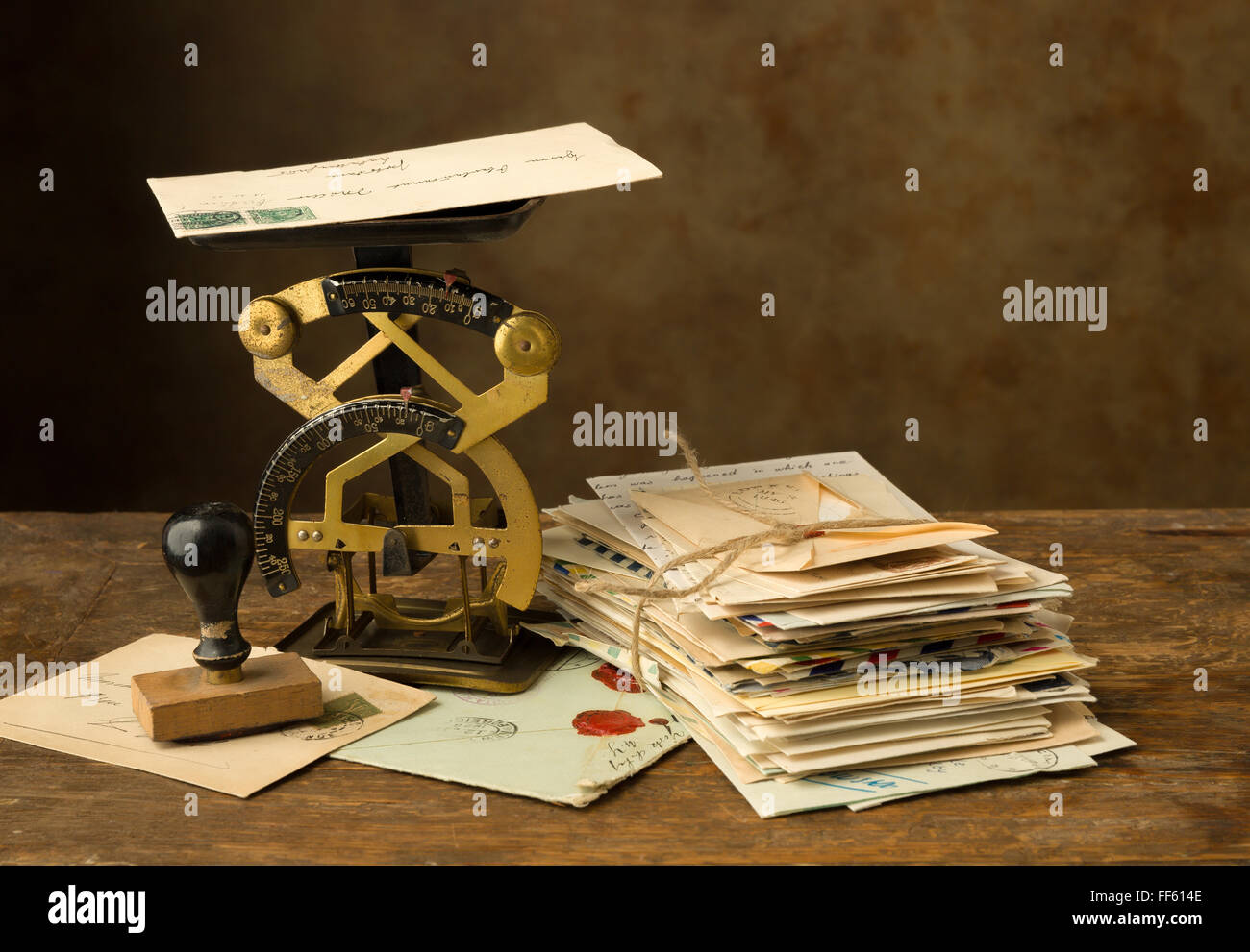 Lettre d'échelle sur une vieille table en bois avec un paquet de lettres Banque D'Images