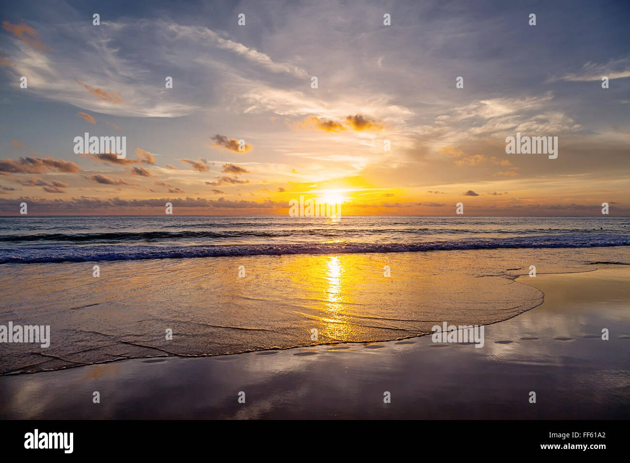 Coucher du soleil sur la plage de Patong. L'île de Phuket. La Thaïlande. Banque D'Images