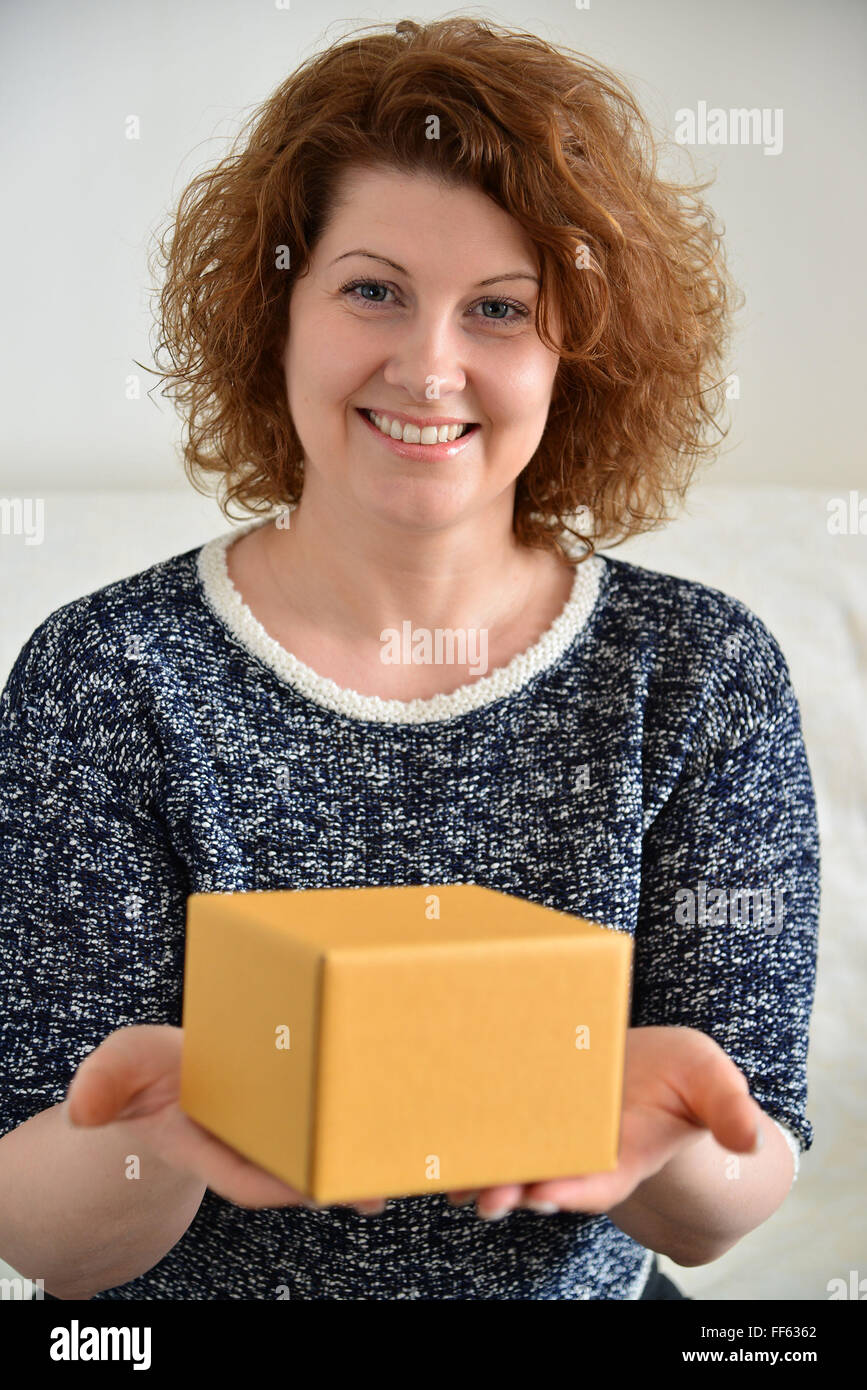 Photo de belle femme avec boîte en carton Banque D'Images