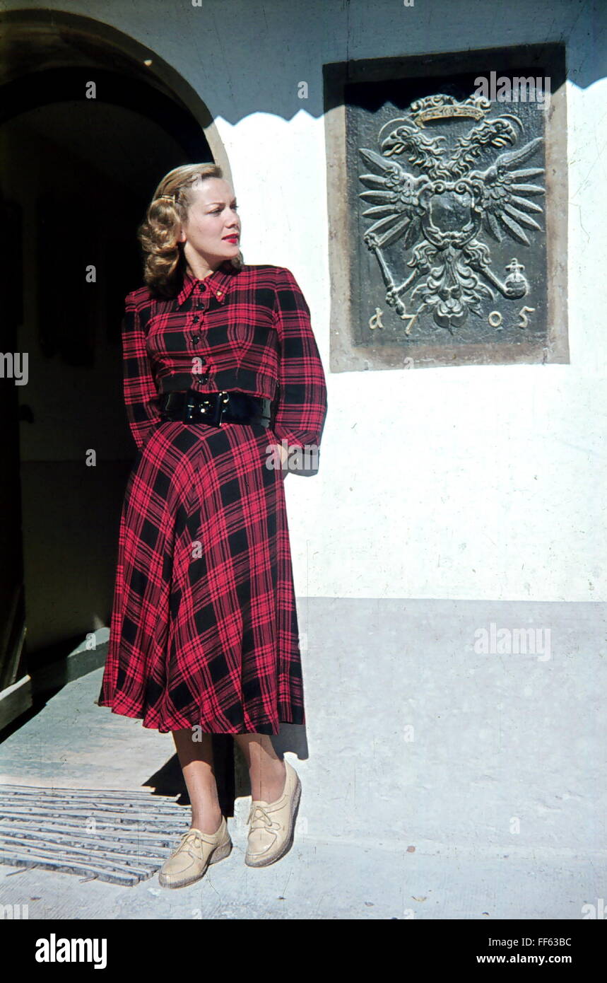 Mode, années 1940, mode de la ladie, modèle de mode d'ailleurs Erasmus en robe à carreaux, longueur complète, 1947, droits supplémentaires-Clearences-non disponible Banque D'Images