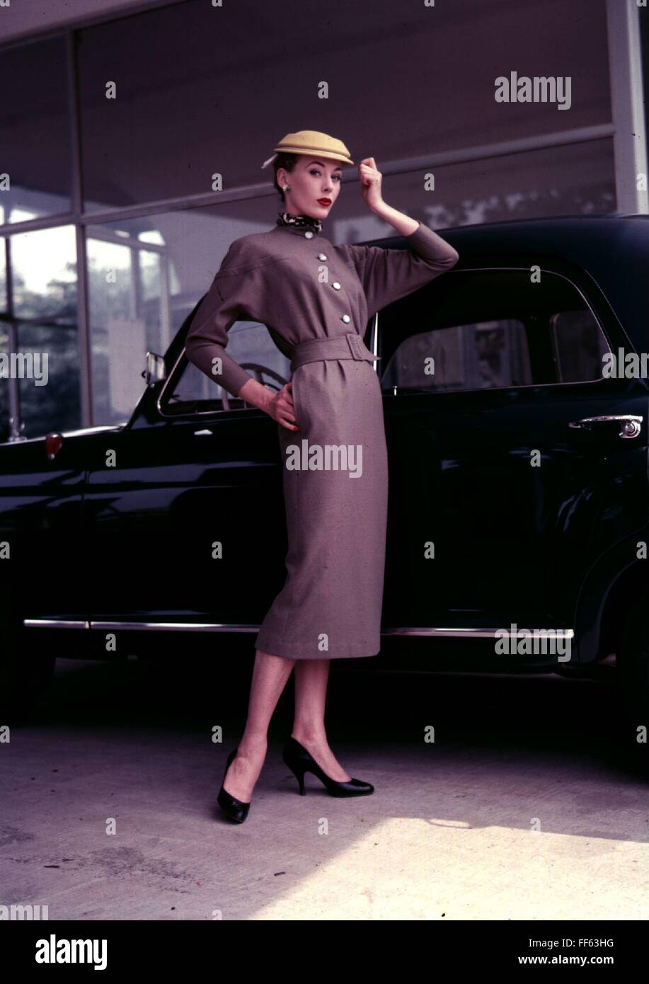Mode, années 1950, mode pour femmes, femme portant le long détroit, droits supplémentaires-Clearences-non disponible Banque D'Images