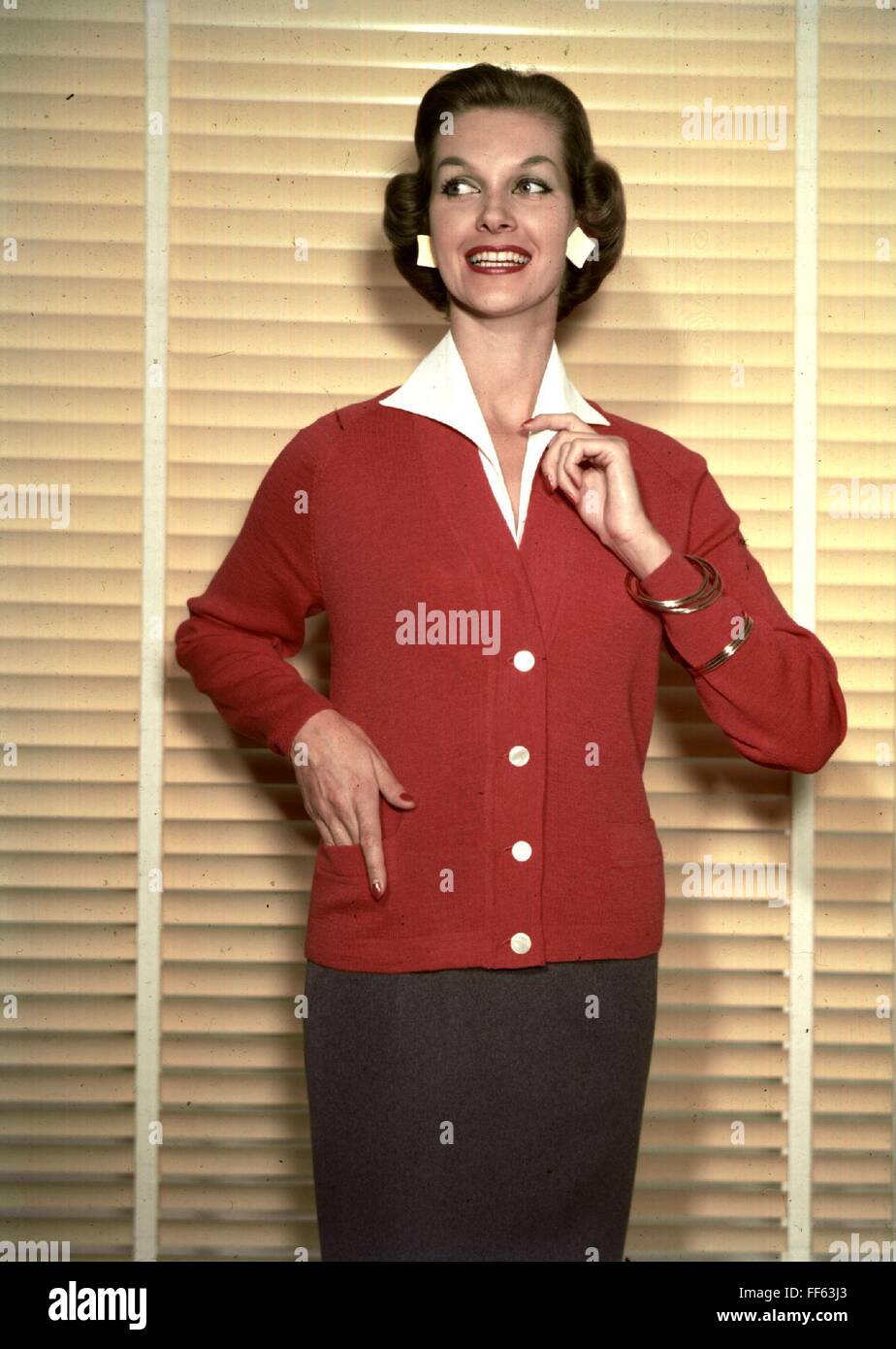 Mode, années 1950, mode pour femmes, femme portant un gilet rouge et une jupe grise simple, , droits-supplémentaires-Clearences-non disponible Banque D'Images