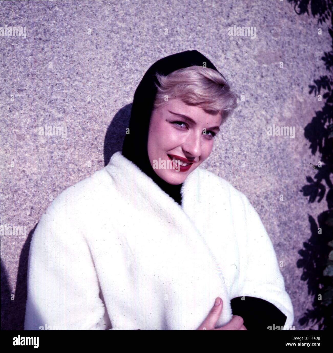 Mode, années 1950, mode pour femmes, collection hiver, femme portant un foulard noir et un manteau blanc avec col en fourrure blanche, droits supplémentaires-Clearences-non disponible Banque D'Images