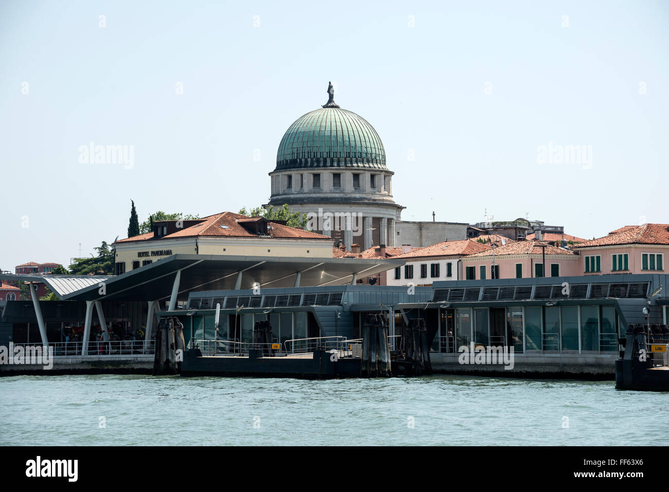 Vue sur le Lido di Venezia, face à la lagune vénitienne, depuis Venise, dans le nord de l'Italie. Le festival annuel du film de Venise a lieu ici fin août Banque D'Images