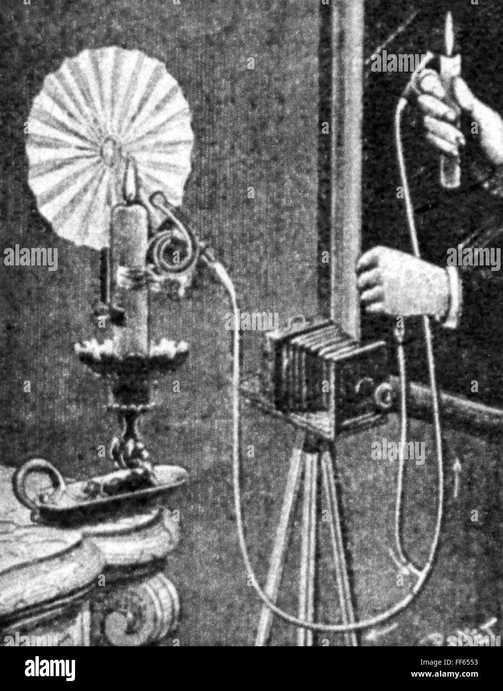 Photographie, débuts, forme ancienne d'un flash de magnésium, gravure de bois par Poyet, fin du XIXe siècle, graphique, graphique, photo, appareil photo, appareil photo, soufflet, légèreté, lumière, lumières, illuminations, éclair, éclair, éclair, éclair, éclair, éclair de magnésium, bougie, bougies, commencement, débuts, forme, formes, historique, historique, personnage, droits supplémentaires-Clearences-non disponible Banque D'Images