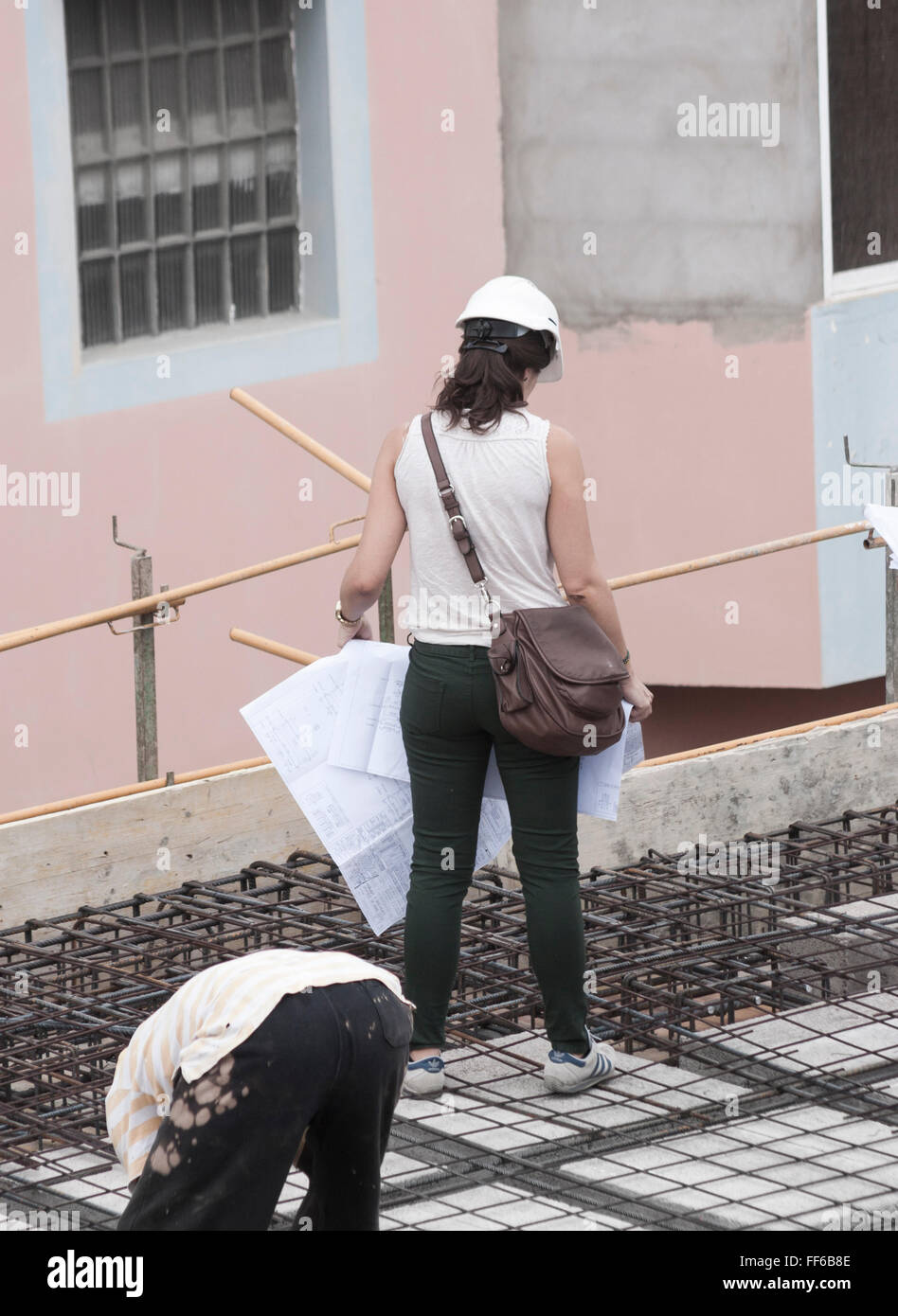 Femme holiding plans sur site de construction. Banque D'Images