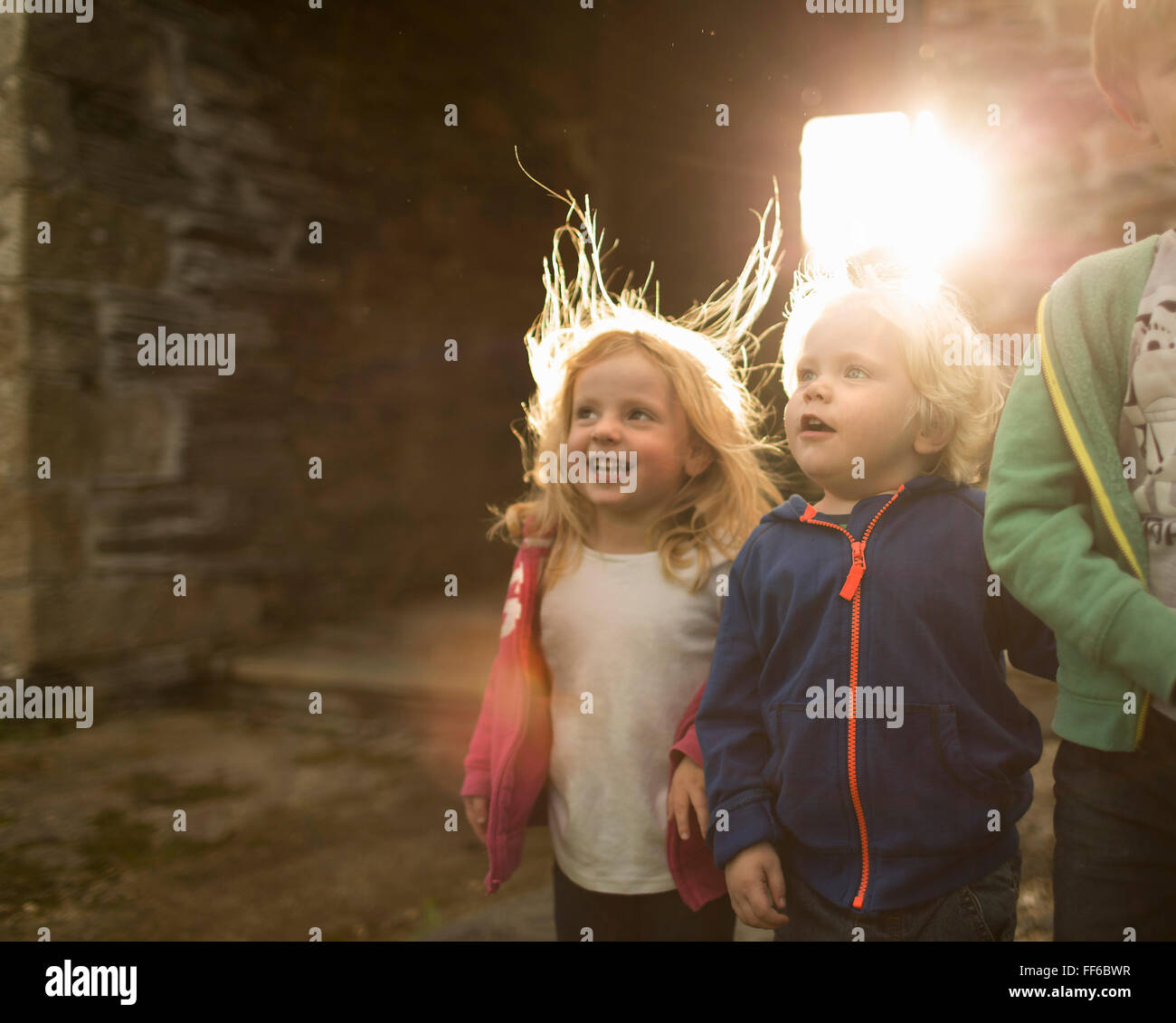 Deux enfants sur une ferme, regardant vers le haut avec curiosité et d'excitation. Banque D'Images