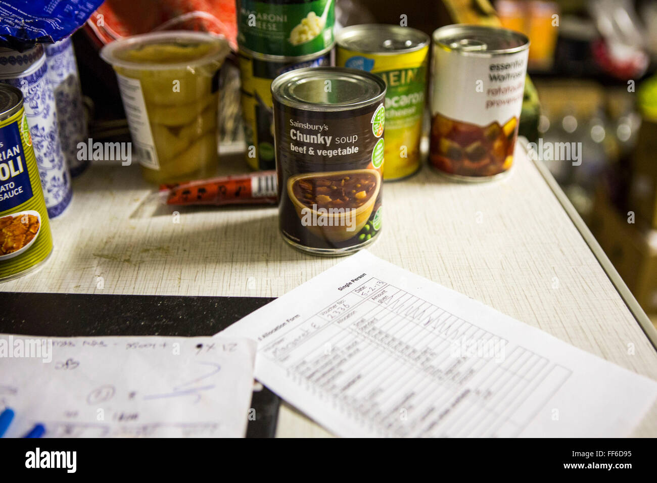 Les conserves peuvent Sainsbury's chunky soupe boeuf et légumes mis sur une table avec d'autres denrées non périssables à la banque alimentaire Trussell Trust Kingston, Angleterre, Royaume-Uni. L'aliment a été remis à la banque alimentaire dans les écoles, les églises et les individus. Les banques alimentaires en 2012-2013, 346 992 personnes dans tout le pays. nourris Des personnes aidées, 126 889 étaient des enfants. En réponse au gouvernement coupures à l'aide sociale, les banques alimentaires ont connu une augmentation importante de la demande et, en septembre 2013, banque alimentaire de Kingston a fourni de la nourriture pour leur 5 000ème personne. L'approvisionnement alimentaire d'urgence sont organisées par des bénévoles qui nous joindre Banque D'Images