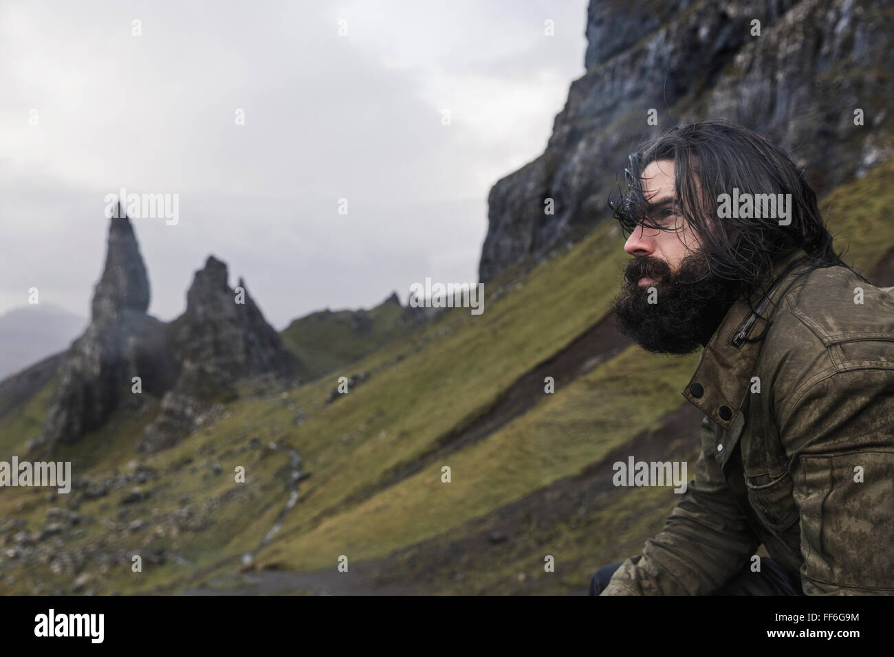 Un homme sur une pente avec un fond de rock de coraux sur la ligne d'horizon, un paysage balayé par spectaculaire. Banque D'Images