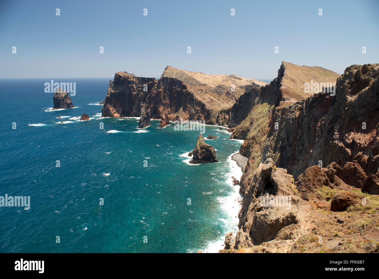 Falaises et visages au collines du windswept Liège de Madère près de Ponta de Sao Lourenço avec une mer bleue profonde Banque D'Images