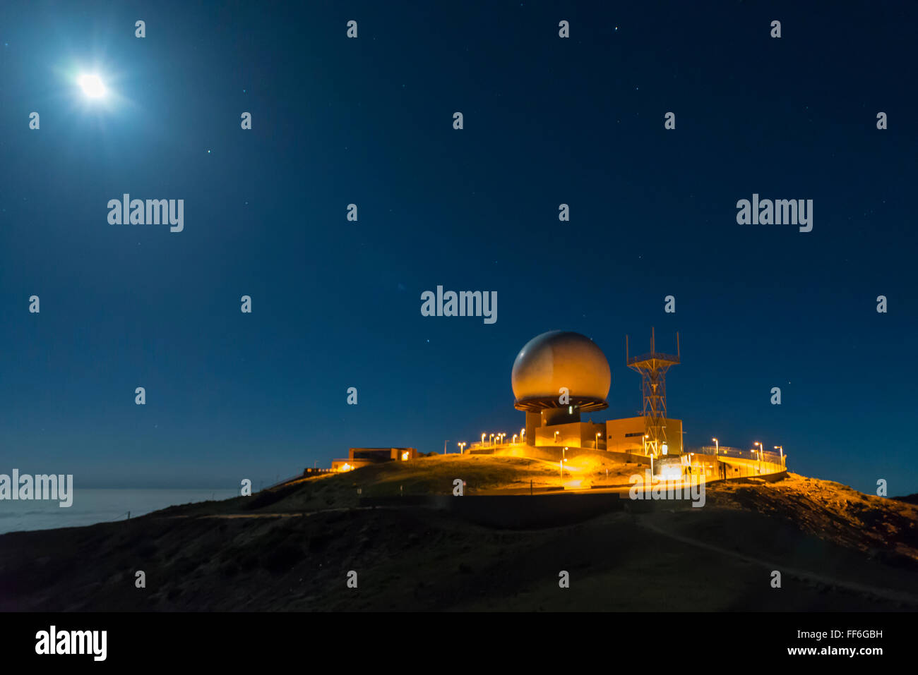 La station radar lumineux sur le sommet du mont Pico do Arieiro sur l'île de Madère dans la nuit avec la pleine lune Banque D'Images