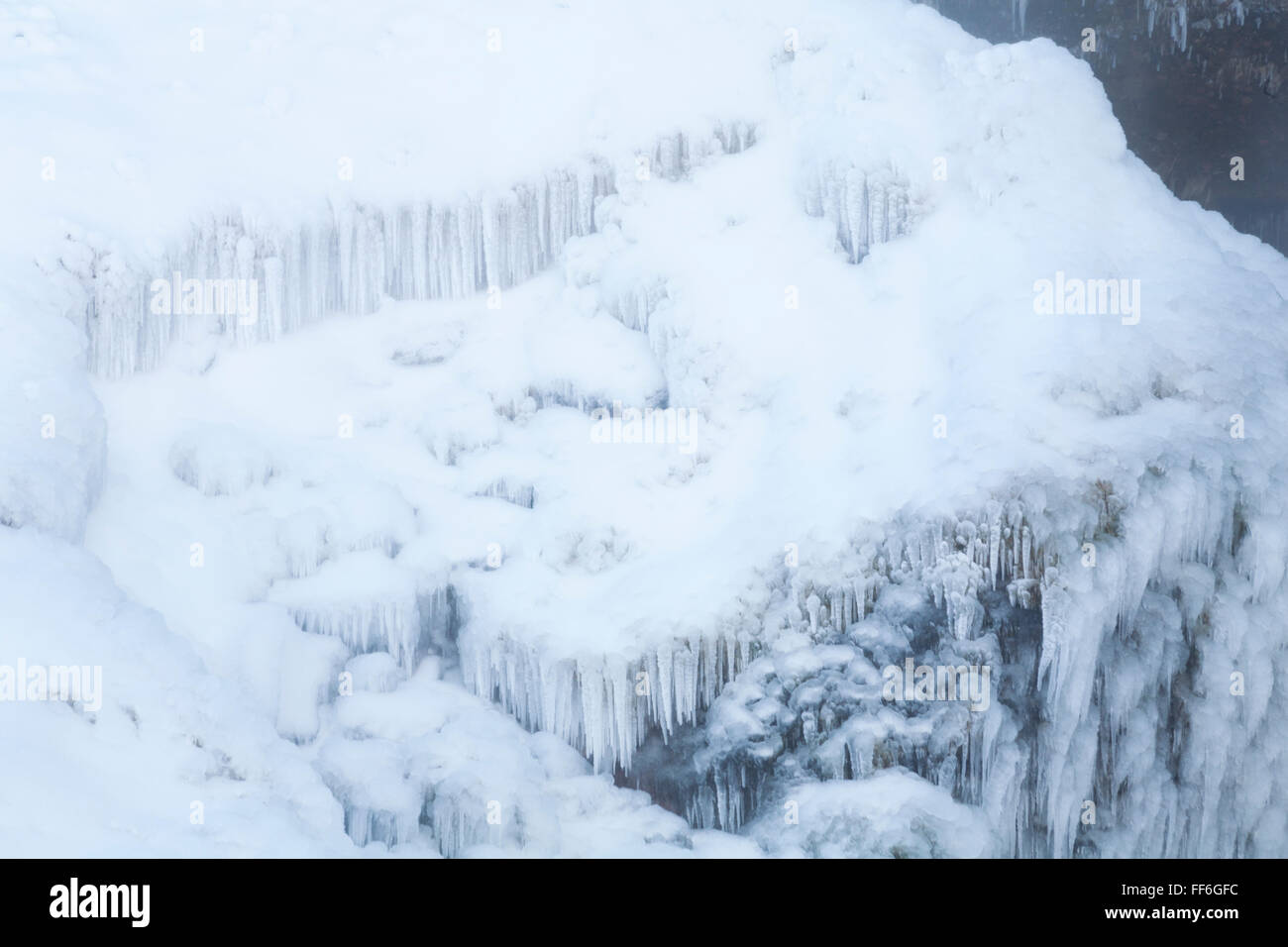 Glaçons congelés à cascade de Seljalandsfoss, l'Islande en Janvier Banque D'Images