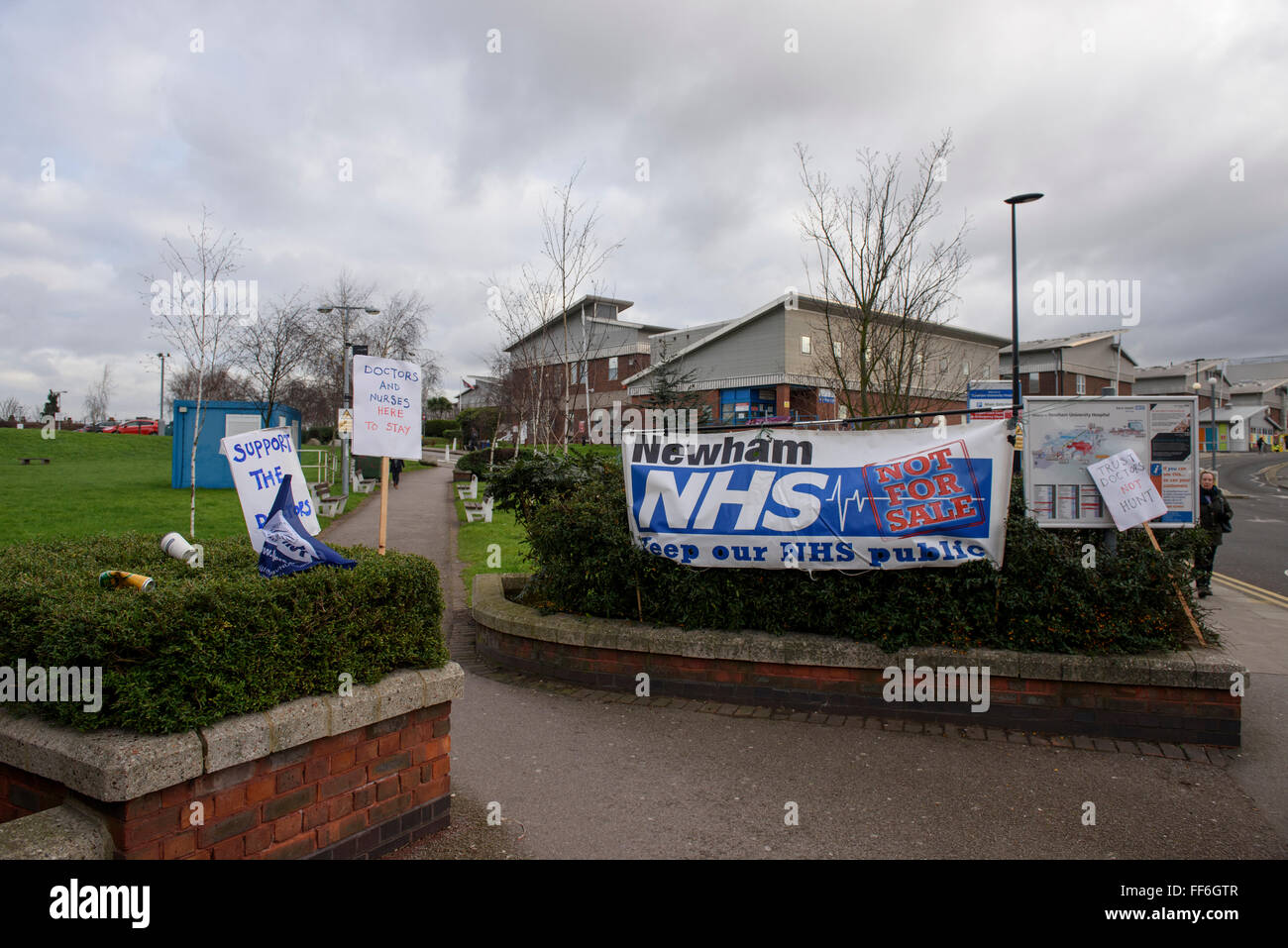 Londres, Royaume-Uni. 10 février 2016. Les médecins sur une grève de 24 heures à l'extérieur de l'Hôpital Universitaire de Newham, à l'Est de Londres. Credit : ZEN - Zaneta Razaite / Alamy Live News Banque D'Images