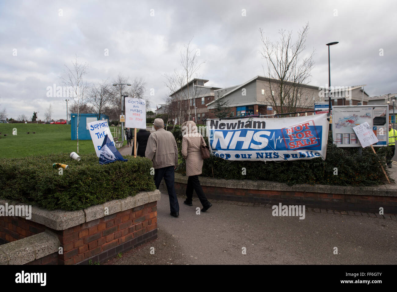 Londres, Royaume-Uni. 10 février 2016. Les médecins sur une grève de 24 heures à l'extérieur de l'Hôpital Universitaire de Newham, à l'Est de Londres. Credit : ZEN - Zaneta Razaite / Alamy Live News Banque D'Images