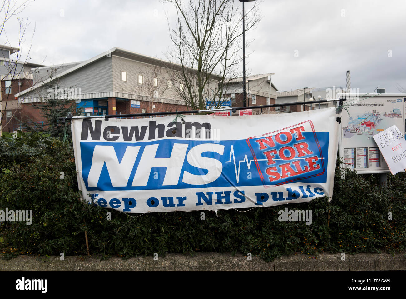 Londres, Royaume-Uni. 10 février 2016. Les médecins sur une grève de 24 heures à l'extérieur de l'Hôpital Universitaire de Newham, à l'Est de Londres. Credit : ZEN - Zaneta Razaite / Alamy Live News Banque D'Images