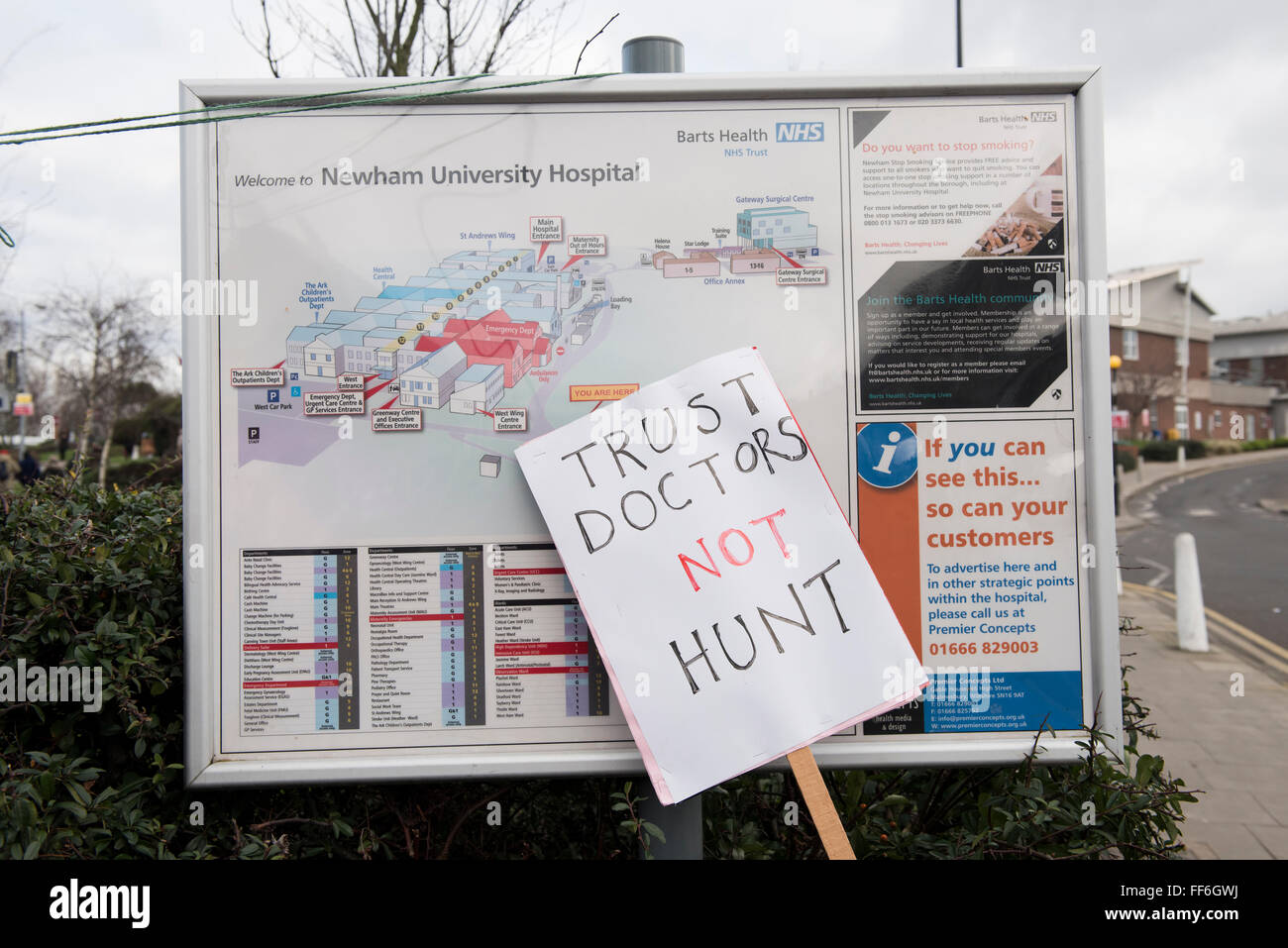 Londres, Royaume-Uni. 10 février 2016. Les médecins sur une grève de 24 heures à l'extérieur de l'Hôpital Universitaire de Newham, à l'Est de Londres. Credit : ZEN - Zaneta Razaite / Alamy Live News Banque D'Images