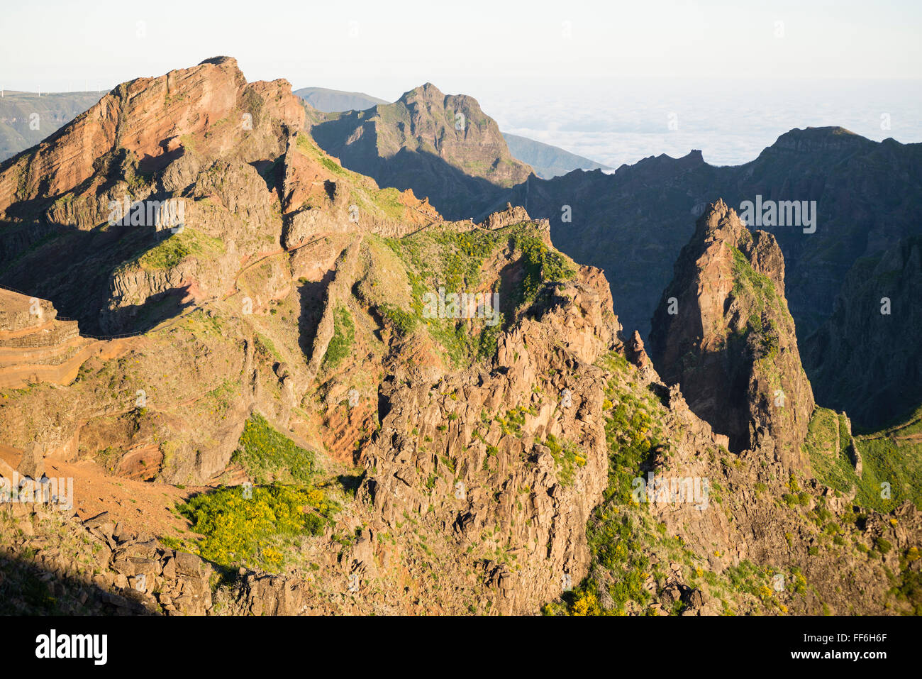 Vue panoramique spectaculaire Minho Miradouro da Manta dans les montagnes escarpées du centre de Madère au lever du soleil vu de Pico do Arieiro Banque D'Images