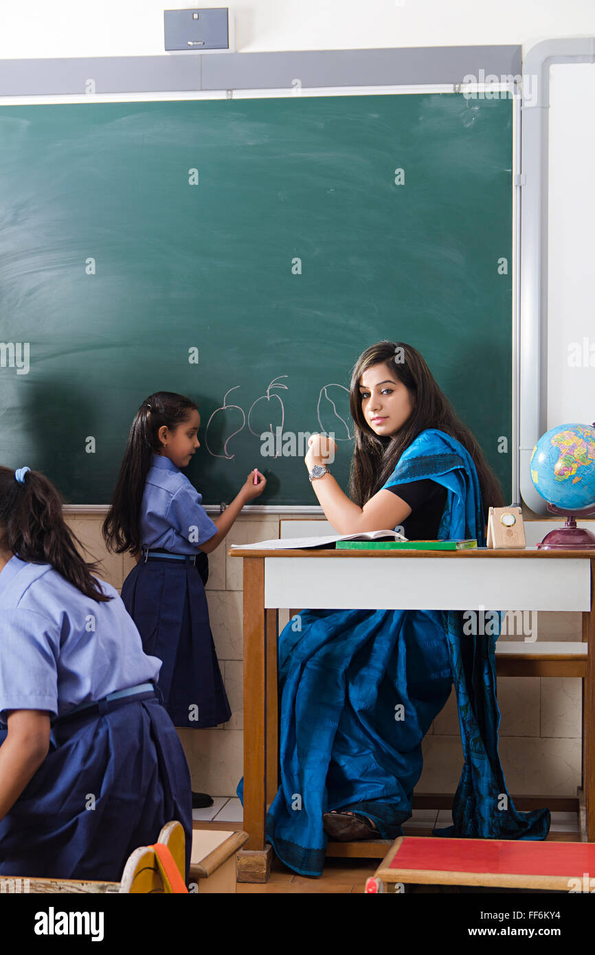 30 30 5-6 ans Womans adultes asiatiques asiatique asie tenue décontractée Les tenues de scène scènes de classe en classe vêtements ethniques Banque D'Images