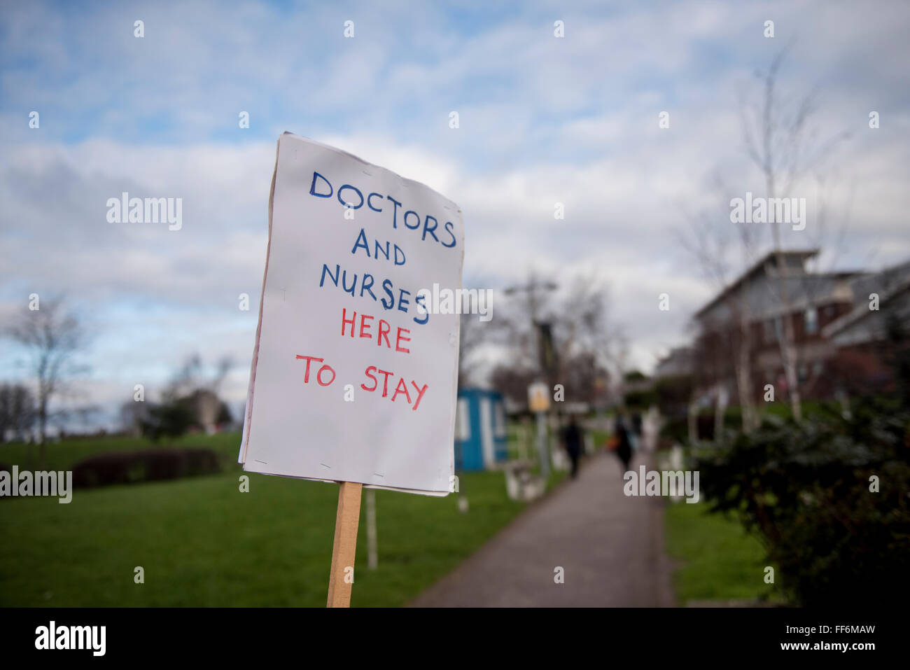 Londres, Royaume-Uni. 10 février 2016. Les médecins sur une grève de 24 heures à l'extérieur de l'Hôpital Universitaire de Newham, à l'Est de Londres. Credit : ZEN - Zaneta Razaite / Alamy Live News Banque D'Images