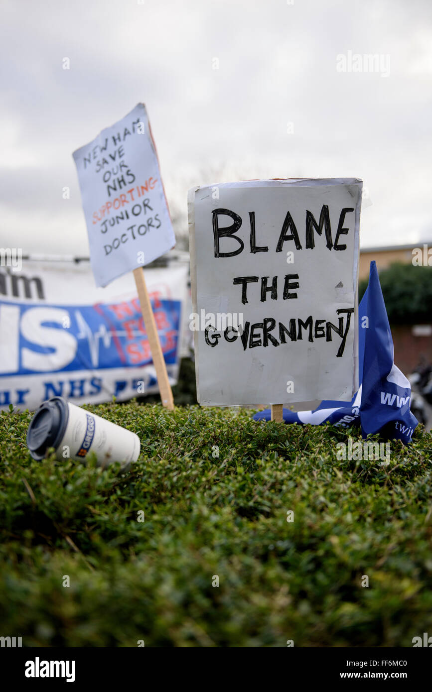 Londres, Royaume-Uni. 10 février 2016. Les médecins sur une grève de 24 heures à l'extérieur de l'Hôpital Universitaire de Newham, à l'Est de Londres. Credit : ZEN - Zaneta Razaite / Alamy Live News Banque D'Images
