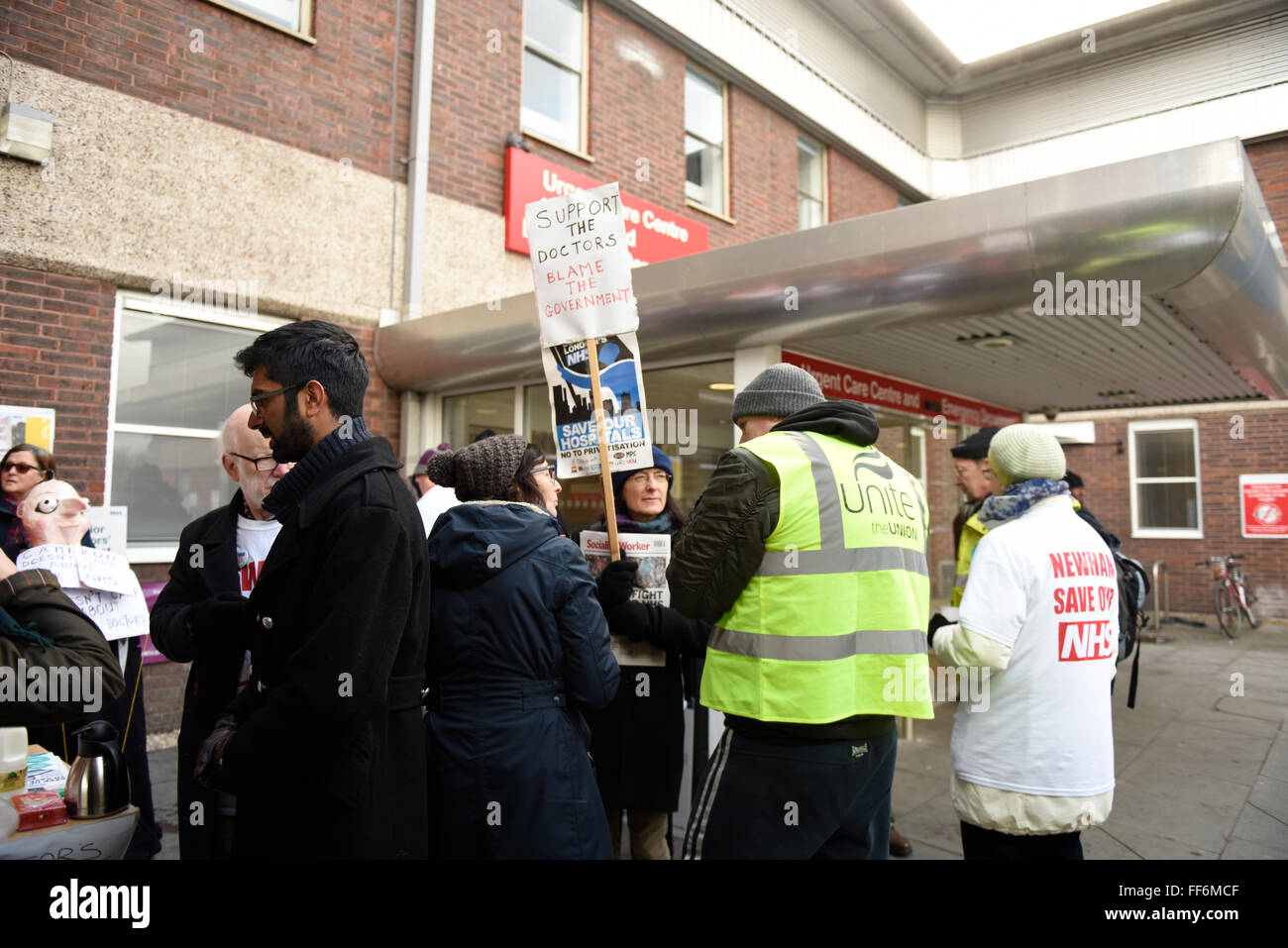 Londres, Royaume-Uni. 10 février 2016. Les médecins sur une grève de 24 heures à l'extérieur de l'Hôpital Universitaire de Newham, à l'Est de Londres. Credit : ZEN - Zaneta Razaite / Alamy Live News Banque D'Images