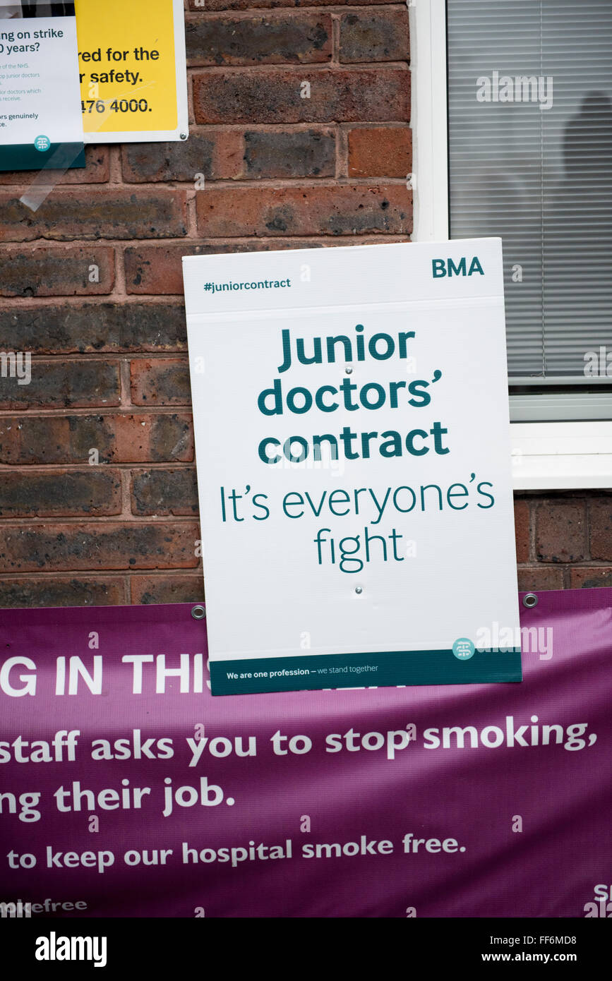 Londres, Royaume-Uni. 10 février 2016. Les médecins sur une grève de 24 heures à l'extérieur de l'Hôpital Universitaire de Newham, à l'Est de Londres. Credit : ZEN - Zaneta Razaite / Alamy Live News Banque D'Images