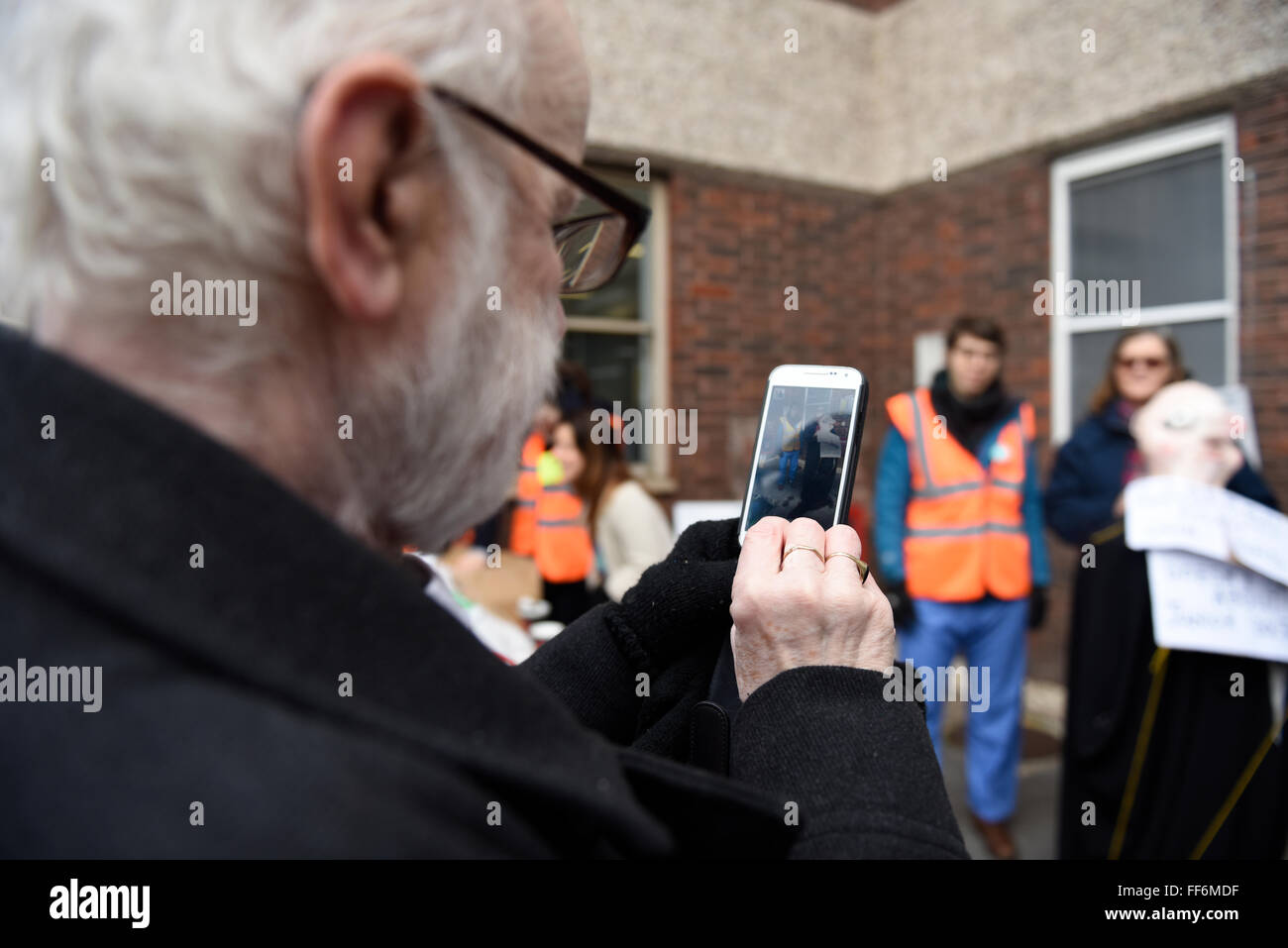 Londres, Royaume-Uni. 10 février 2016. Les médecins sur une grève de 24 heures à l'extérieur de l'Hôpital Universitaire de Newham, à l'Est de Londres. Credit : ZEN - Zaneta Razaite / Alamy Live News Banque D'Images