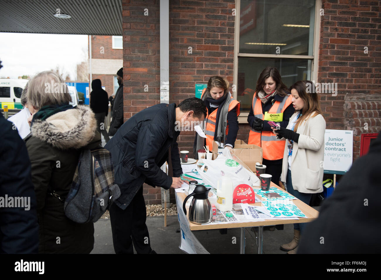 Londres, Royaume-Uni. 10 février 2016. Les médecins sur une grève de 24 heures à l'extérieur de l'Hôpital Universitaire de Newham, à l'Est de Londres. Credit : ZEN - Zaneta Razaite / Alamy Live News Banque D'Images