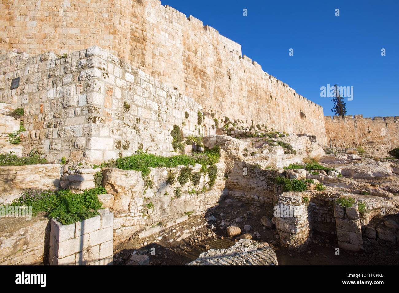 Jérusalem - la partie sud des remparts de la ville et les fouilles. Banque D'Images