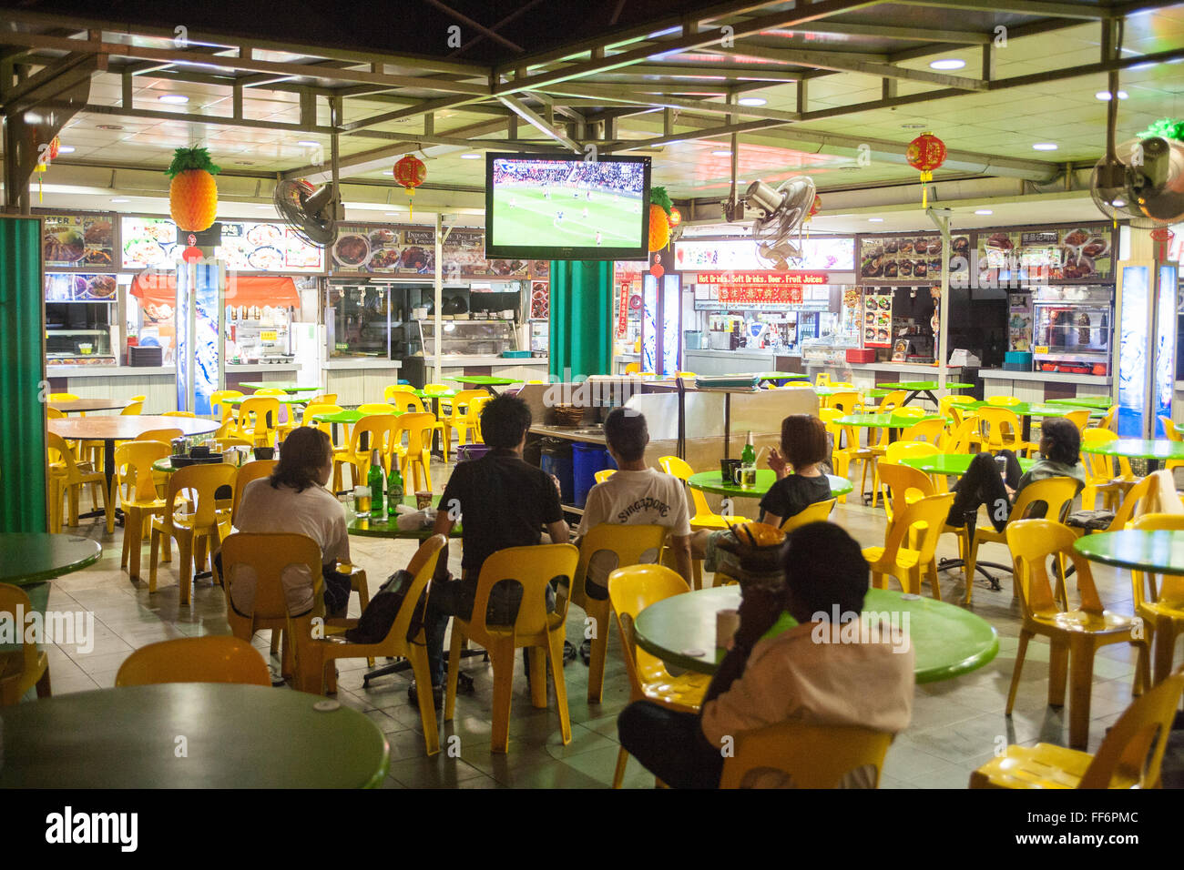 Regardant l'anglais, Premier League, football, match, avec, Manchester United, jouant,  + leur, fans, au café à 4h du matin.en Asie Singapour,Asie,, Banque D'Images